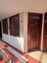 Habitación clásica con 1 cama doble o 2 individuales, vistas al patio | Escritorio, espacio para trabajar con un portátil, wifi gratis