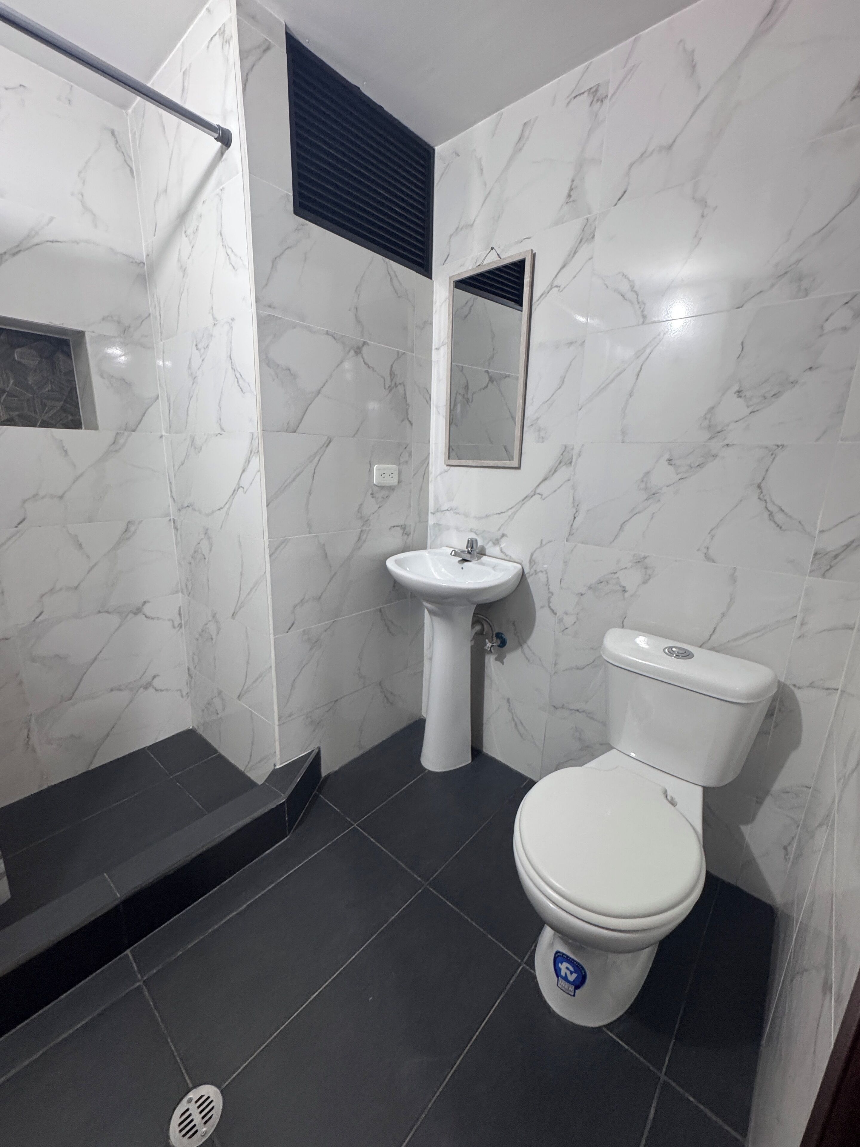 Klassieke kamer, 1 twee- of 2 eenpersoonsbedden, uitzicht op binnenplaats | Badkamer | Een douche, handdoeken, zeep, toiletpapier