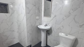 Klassieke kamer, 1 twee- of 2 eenpersoonsbedden, uitzicht op binnenplaats | Badkamer | Een douche, handdoeken, zeep, toiletpapier