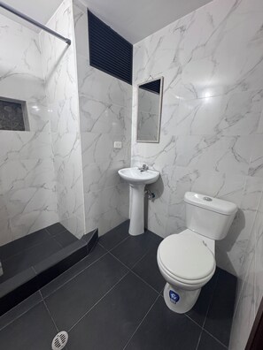 Classic-værelse med dobbeltseng eller 2 enkeltsenge - udsigt til gårdsplads | Badeværelse | Bruser, håndklæder, Sæbe, Toiletpapir