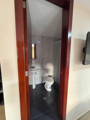 Dobbelt- eller tomannsrom – classic, bakgårdsutsikt | Bad | Dusj, håndklær, såpe og toalettpapir