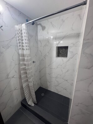 Classic Double Room, City View | Bathroom | Shower, towels, soap, toilet paper - Hotel Casa Colonial Montufar (Quito)