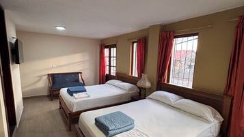 Escritorio, espacio para trabajar con laptop y wifi gratis