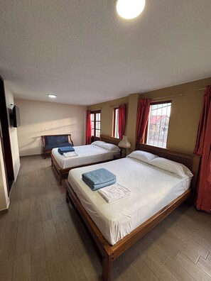 Familierom | Skrivebord, skrivebord for bærbar PC, wi-fi (inkludert) og sengetøy