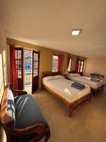 Habitación familiar | Escritorio, espacio para trabajar con un portátil, wifi gratis