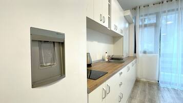 Kühlschrank, Ofen, Herdplatte, Wasserkocher mit Kaffee-/Teezubehör