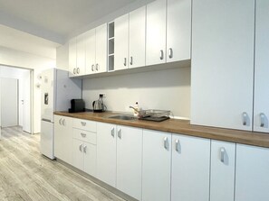 Réfrigérateur, four, plaque de cuisson, cafetière/bouilloire