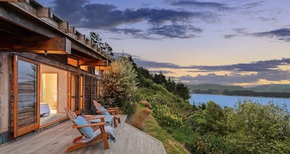 Kotare Studio -Wake up awed by the stunning view of the Otago Peninsula