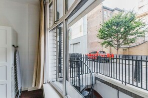 Interior - Chic Fitzrovia 1BR, Furnished & Equipped, by Blueground (London)