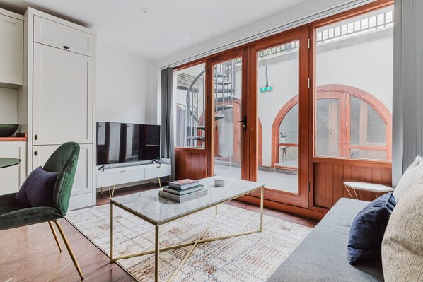 TV, stereo - Chic Fitzrovia 1BR, Furnished & Equipped, by Blueground (London)