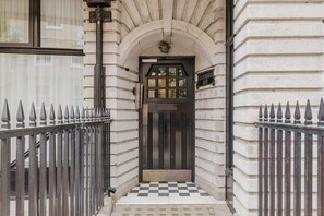 Exterior detail - Chic Fitzrovia 1BR, Furnished & Equipped, by Blueground (London)