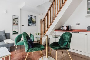 Interior - Chic Fitzrovia 1BR, Furnished & Equipped, by Blueground (London)