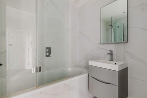 Hair dryer, towels - Cool Notting Hill 1BR, Fully Furnished & Ready, by Blueground (London)