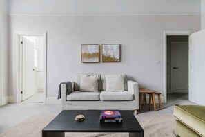 TV, stereo - Cool Notting Hill 1BR, Fully Furnished & Ready, by Blueground (London)