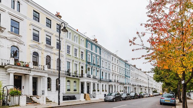 A row of traditional terraced houses with a uniform architectural style, featuring white facades and multiple stories. - Cool Notting Hill 1BR, Fully Furnished & Ready, by Blueground (London)