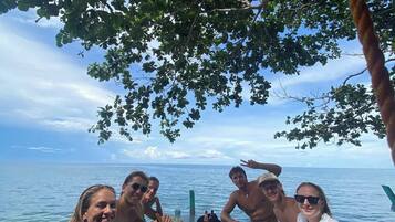 Deluxe tweepersoonskamer, 1 queensize bed, balkon, uitzicht op zwembad | Uitzicht op strand/zee