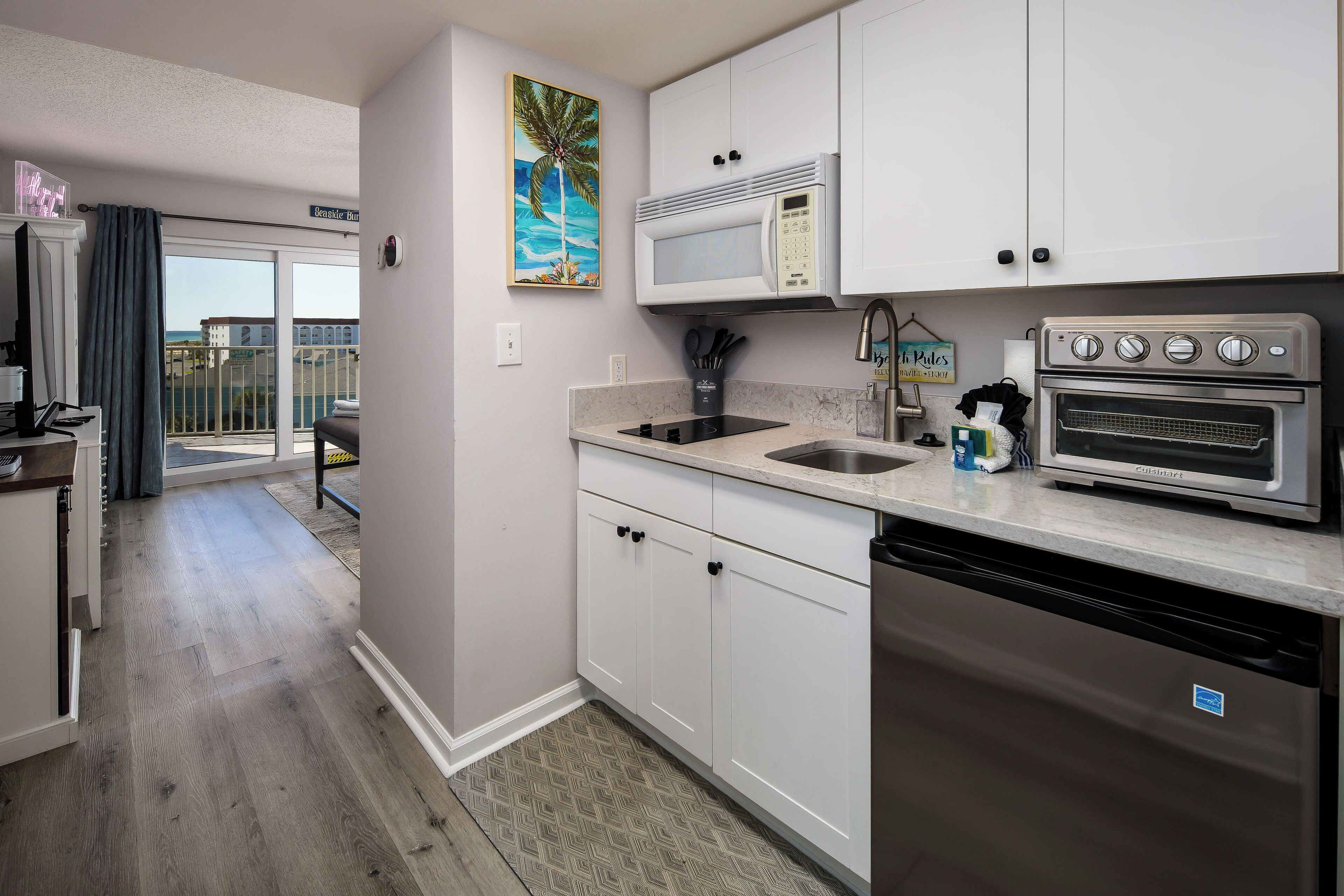 Køleskab, mikrobølgeovn, kogeplade, kaffe-/temaskine