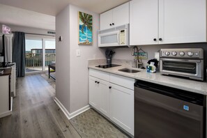 Refrigerador, microondas, parrilla de estufa y cafetera y tetera