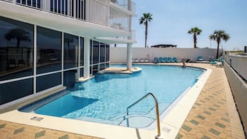 Alberca techada y alberca al aire libre