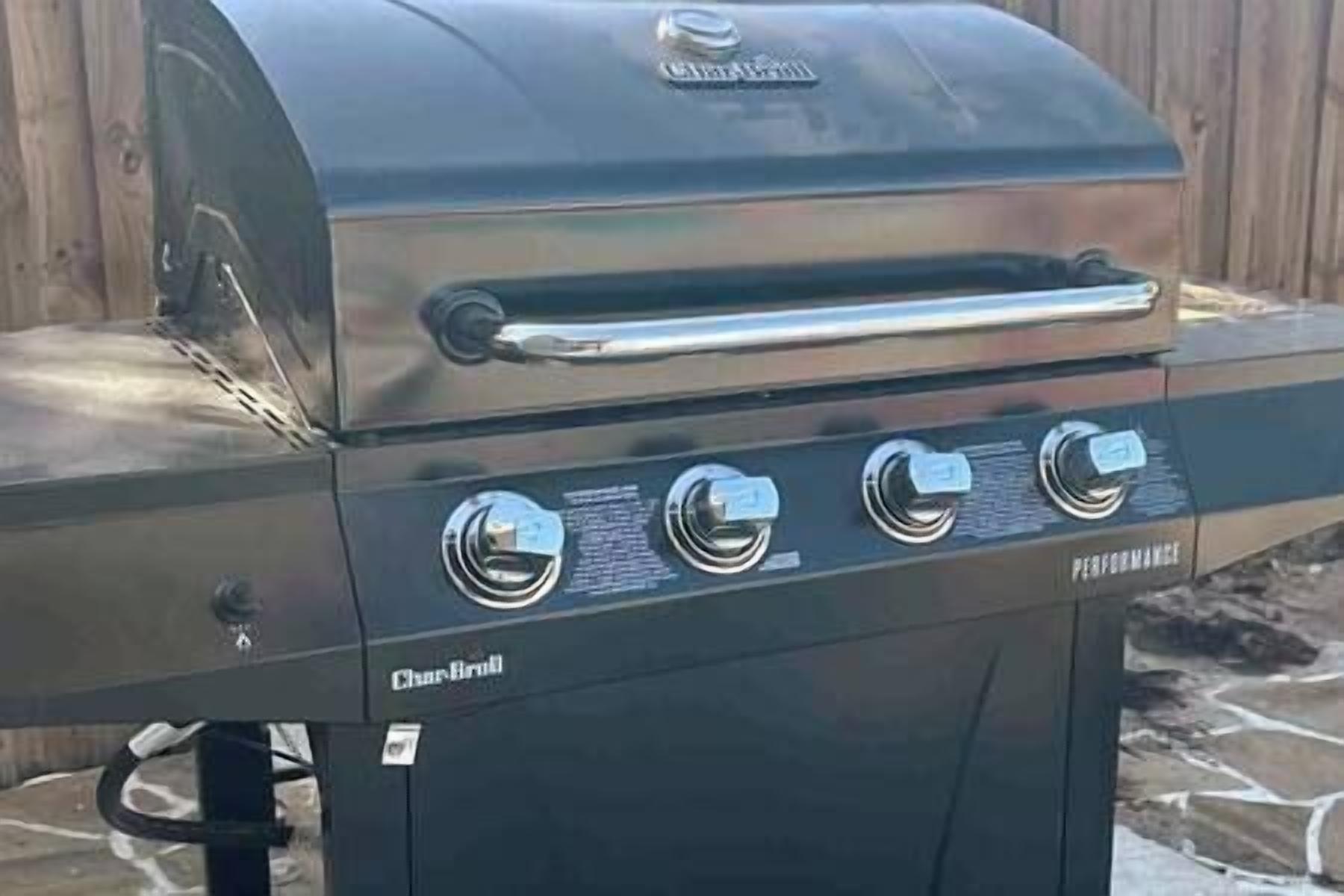 En Char-Broil gasgrill med fire brændere og en rustfrit stål finish.