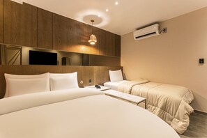 Family Double or Twin Room | Desk, laptop workspace, free WiFi - Hotel VEN (Seoul)