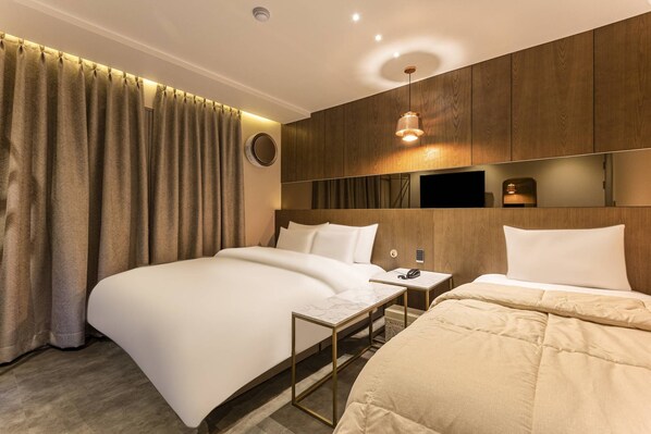 Family Double or Twin Room | Desk, laptop workspace, free WiFi - Hotel VEN (Seoul)