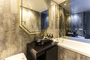 Luxury Single Room | Bathroom | Hair dryer, towels, soap, shampoo - Hotel VEN (Seoul)