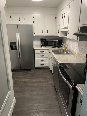 Microondas, tostadora, utensilios de cocina