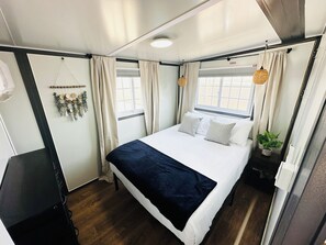 2 bedrooms, WiFi - Cozy, Private 2 bedroom BoxHouse in Pecos: Queen bed with Twin over Full Bunk Be (Pecos)
