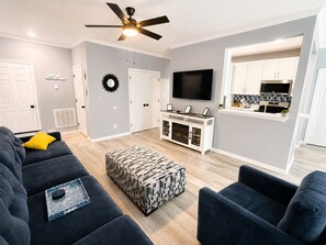 Smart TV, fireplace - Modern & Clean, Family Friendly, 1st Floor Condo (Rehoboth Beach)