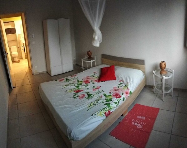 1 habitación, escritorio, tabla de planchar con plancha y wifi gratis 
