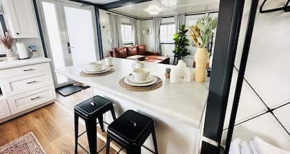 Welcoming, Friendly Studio BoxHouse in Pecos: Queen bed with Full bed