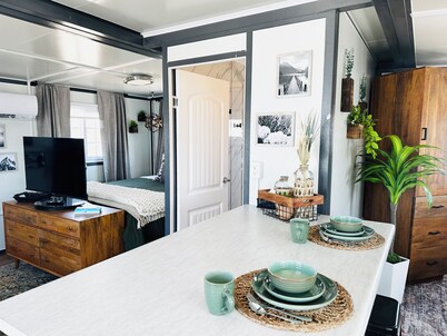 Private, Spacious Studio BoxHouse with Office: Queen Bed with Office