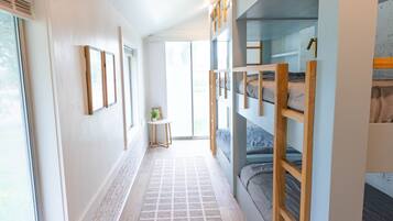 4 bedrooms, iron/ironing board, WiFi, bed sheets