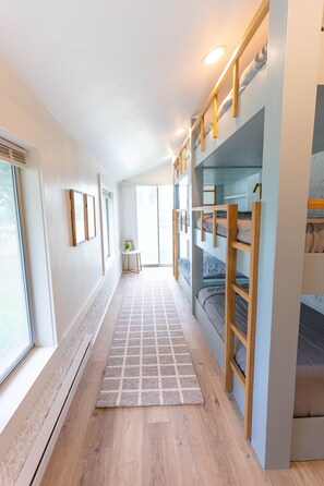 4 bedrooms, iron/ironing board, WiFi, bed sheets