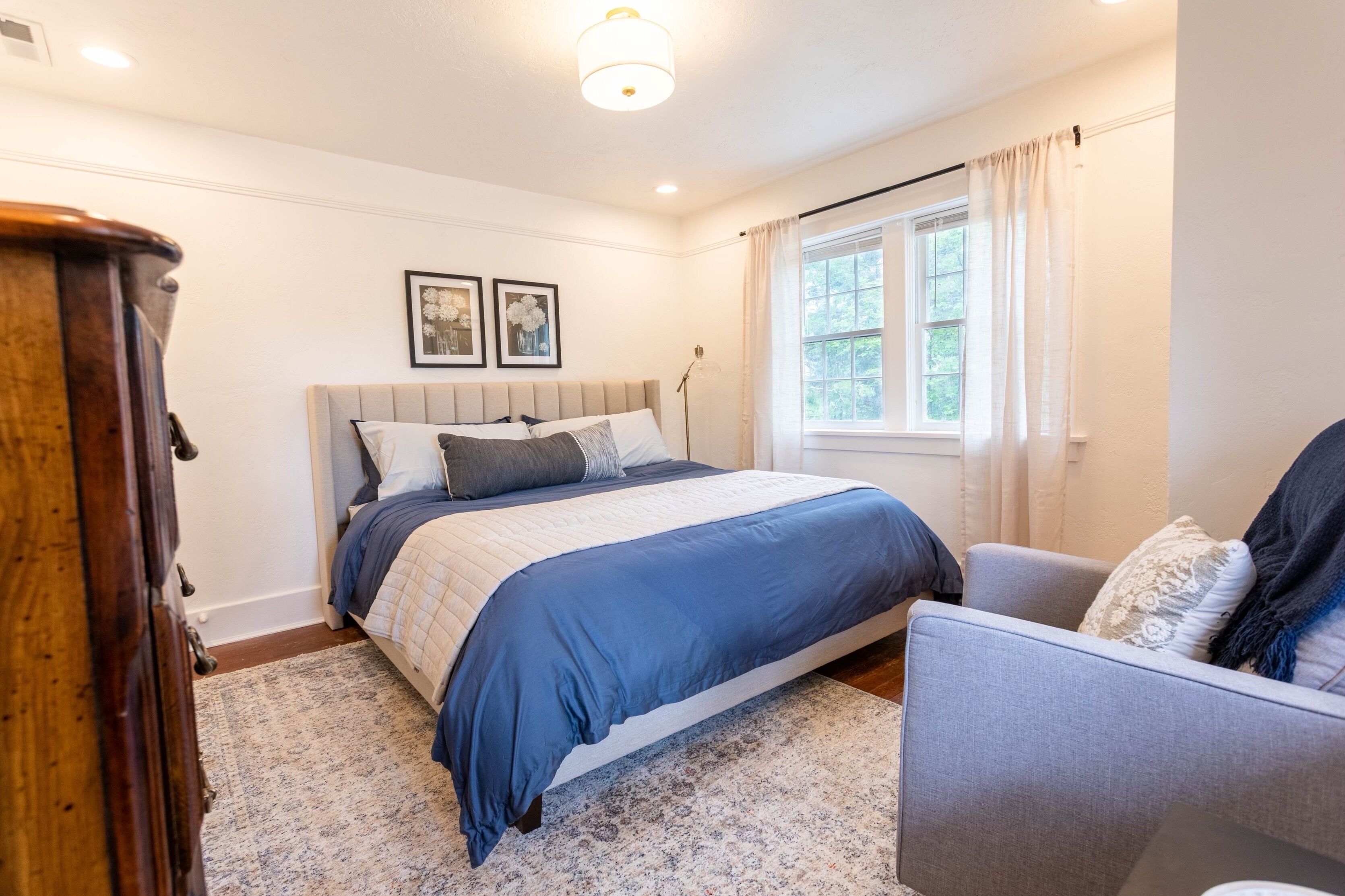 4 bedrooms, iron/ironing board, WiFi, bed sheets