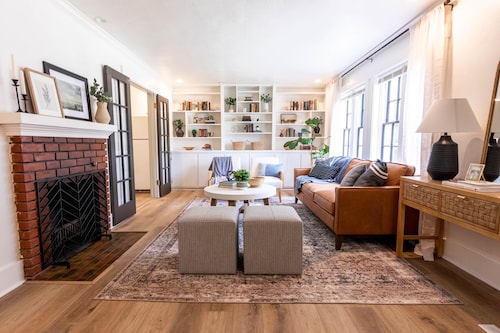 Charming Burley Home, 9 Beds, Home Gym