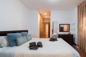 3 slaapkamers, een strijkplank/strijkijzer, reisbedje, gratis wifi