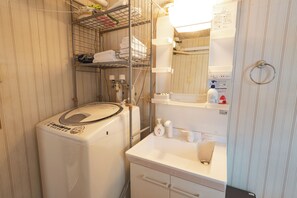 Slippers, bidet - Motomachi House (Furano)