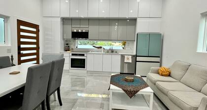 Charming and modern 2-bedroom house with AC, WiFi in serene Glendale, Sleeps 5