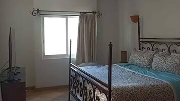 3 quartos, ferros/tábuas de passar roupa, Wi-Fi, roupa de cama