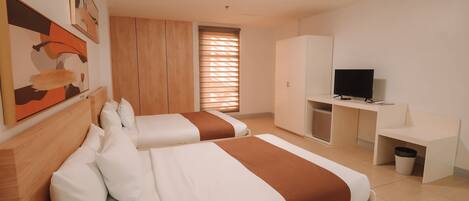 Habitación familiar doble | Caja fuerte, escritorio, espacio para trabajar con un portátil