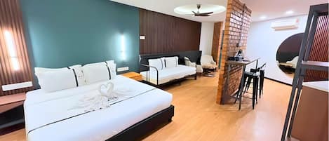 Estudio | Escritorio, tabla de planchar con plancha, wifi gratis