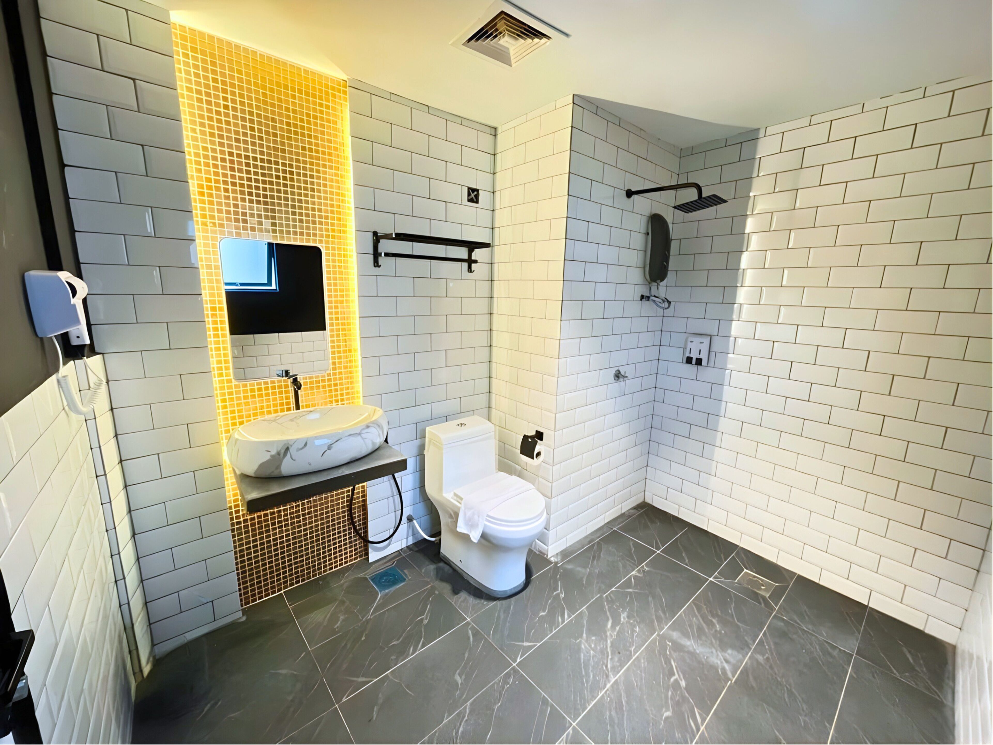 Studio | Bathroom | Shower, hair dryer, towels, soap