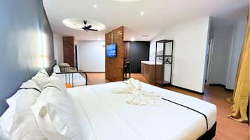 Escritorio, tabla de planchar con plancha y wifi gratis