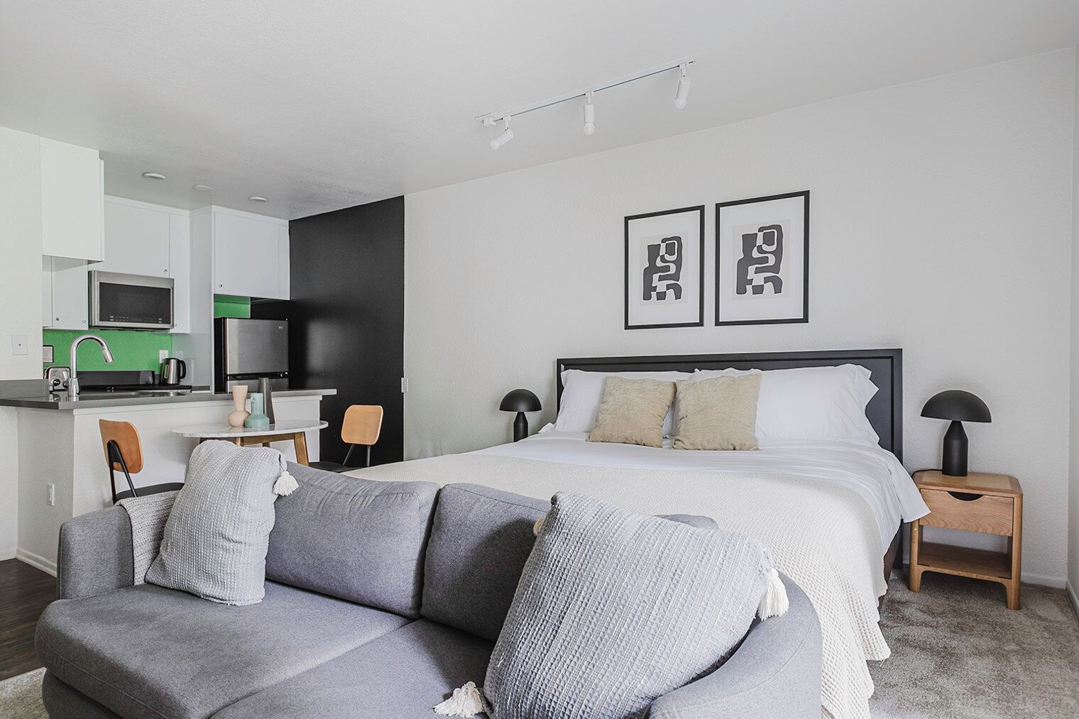 Een strijkplank/strijkijzer, wifi, beddengoed