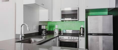 Réfrigérateur, micro-ondes, four, plaque de cuisson