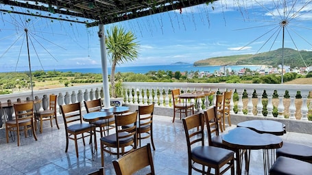Beach bar. Ganh Da Dia Retreat Hotel