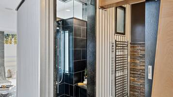 Een douche, een bubbelbad, een haardroger, handdoeken