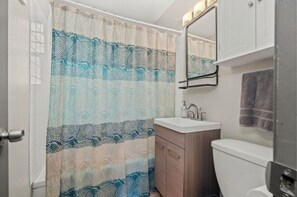 SĂšche-cheveux, bidet, serviettes fournies, savon